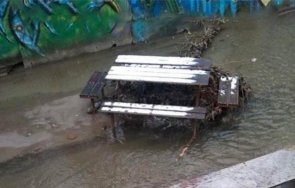 вандали хвърлиха беседка реката столичния жкизток