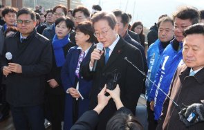 атака наръгаха нож лидера опозицията южна корея