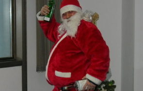 коминът пиян дядо коледа вряза къща