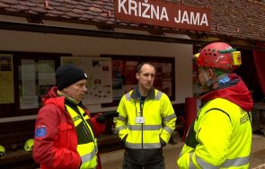 акцията продължава доставиха храна топли дрехи блокираните пещерата словения