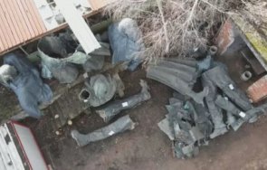 нарязаните фигури паметника съветската армия въргалят калта лозен снимка