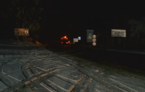 снегът натрупа шипка пътят заледен