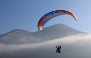 състоянието парапланериста бедствал часа два счупени крака