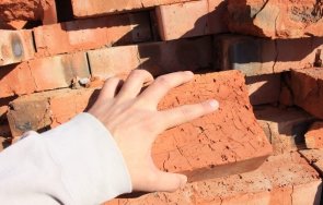 жена потроши тухла колата приятеля разградско