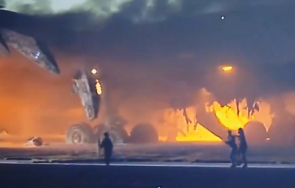 самолет запали летище ханеда токио видео