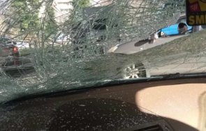 инцидент цариградско шосе бетонна отломка проби предното стъкло движещ автомобил час пик снимки