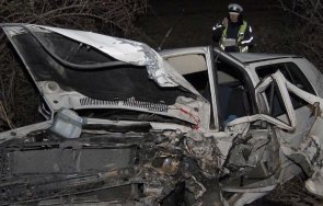 кърваво меле велинград полицаи режат ламарините колите измъкнат пострадалите