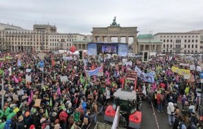 напрежението ескалира германските фермери освиркаха министъра финансите крещят лъжец вдигнаха бесило видео