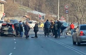 тежка катастрофа владая двама ранени жена заклещена кола движението спряно