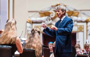 арестуваха известен британски диригент педофилия