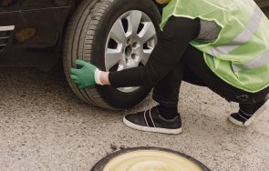 кола премаза крака мъж докато сменял гума