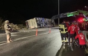 тежък инцидент автобус преобърна турция загинали сред деца ранени видео