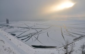 минусови температури сковаха монтанско реки язовири замръзват