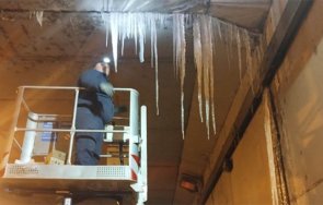 огромни ледени висулки големи човешки бой къртят надлезите мостовете софия