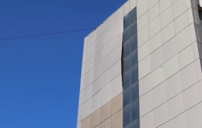 вятърът откърти метални пана фасада разлог