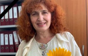 стотици разплакани деца учители изпратиха любимата рада гешева зверски убита сина