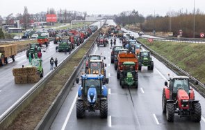 протестиращите фермери блокират ключови магистрали франция заплашват окупират париж