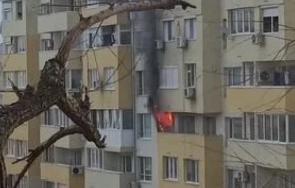 последните минути пламна апартамент хасково евакуират хора етажната сграда 