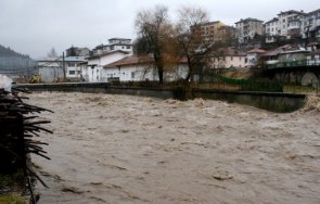 дъждовете вдигнаха нивата реки родопите