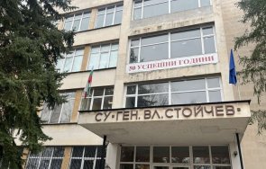 мъжът нахлул брадва спортното училище бил част разярена тълпа роднини тръгнали линчуват ученик