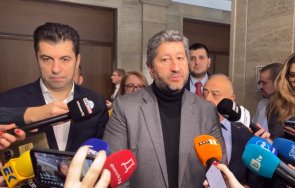 киро вместо замаже скандала бежанците забърка нов регулярен полет някакви хора опитват направят фалшива новина