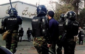 мъж разстреля калашник свои роднини иран