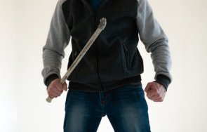 мъж преби непълнолетната дъщеря дървена пръчка 