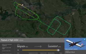 Самолет с пробив в корпуса се приземи аварийно в Белград (СНИМКИ/ВИДЕО)