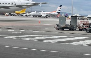 пик самолета австрия безпрецедентно крият бежанците параван летището обслужва гранична полиция пускат наземните оператори полетите бежанци свалени раз