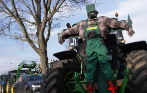стотици фермери влязоха тракторите прага