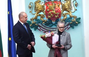 румен радев връчи цветана манева почетния знак президента