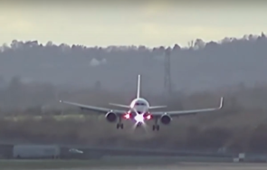 силен вятър самолет успя кацне летище хийтроу видео