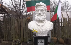 семейство вдигна паметник ботев двора къщата