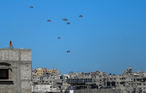 пакети хуманитарна помощ сащ спуснати въздуха убиха палестинци газа видео