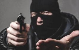 хванаха младежи заплашили трима пистолет палка столичен търговски център