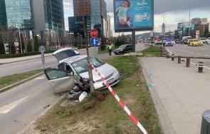първо пик катастрофа цариградско шосе тойота отнесе улична лампа снимки
