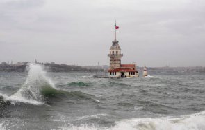 мощна буря истанбул наводнени сгради улици огромни вълни мраморно море