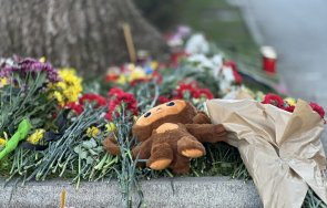 десетки българи поклониха руското посолство софия цветя жертвите кървавия атентат москва снимки