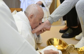 велики четвъртък папата изми нозете затворнички рим снимки