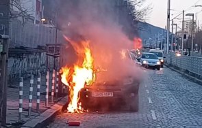 Джип избухна в пламъци в центъра на София (ВИДЕО)