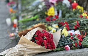 десетки българи поклониха руското посолство софия цветя жертвите кървавия атентат москва снимки