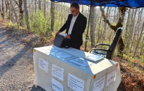 протест кмет иска спешен ремонт разбит път изнесе кабинета шатра