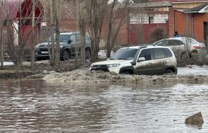 извънредно положение язовирна стена потопи руския град орск видео