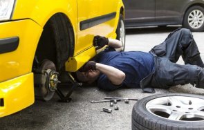 страшно нелепо млад мъж загина затиснат автомобила докато ремонтира дома