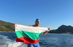 Петър Стойчев преплува и Гибралтар, стана първият българин с три маратона от Oceans seven (СНИМКИ)