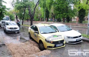 потоп проливен дъжд варна наводнени улици пропаднали коли снимка