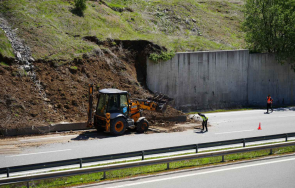 ПРЕМЕЖДИЕ НА ПЪТЯ: Подпорна стена се срути на магистрала Струма