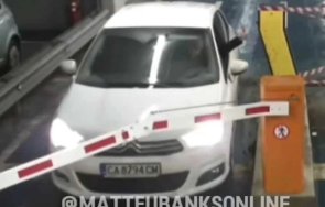 Американски комик разпространи видео със скандално поведение на шофьорка на автомобил със софийска регистрация