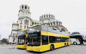 двуетажни автобуси возят пътници софийски забележителности