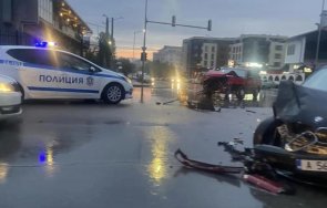 Тежка катастрофа в София - две коли се помляха в дъжда